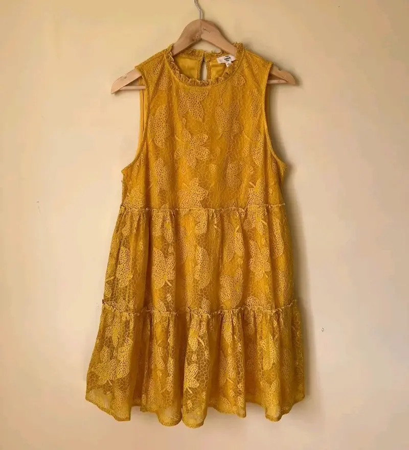 Vestido amarillo de encaje sin mangas - 1