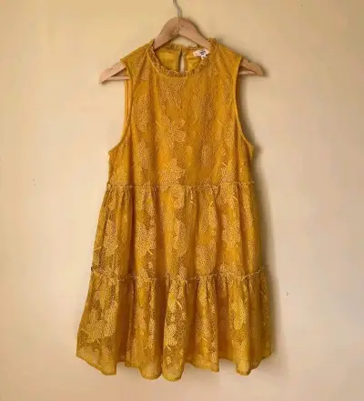 Vestido amarillo de encaje sin mangas - miniatura 1