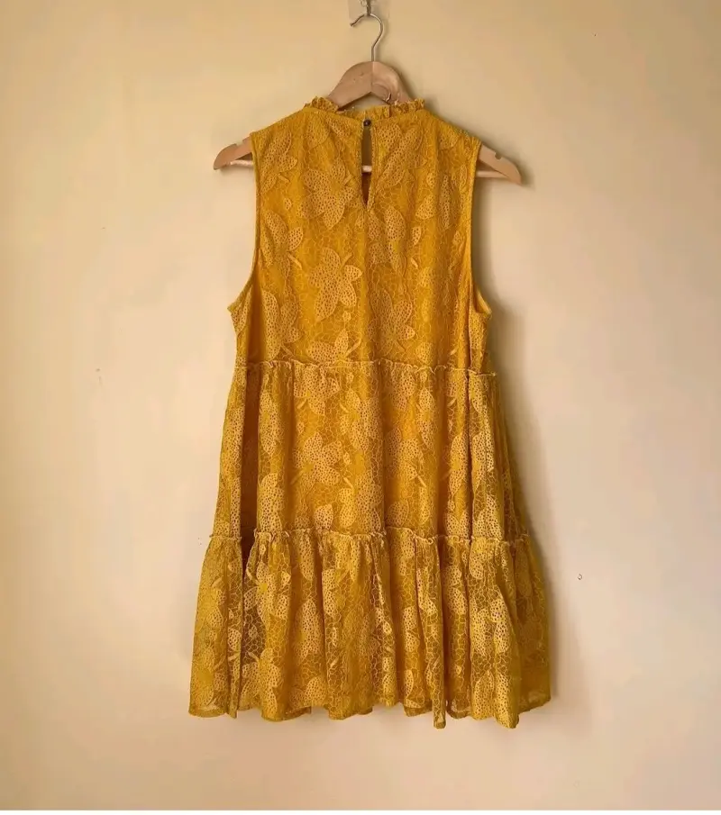 Vestido amarillo de encaje sin mangas - 2