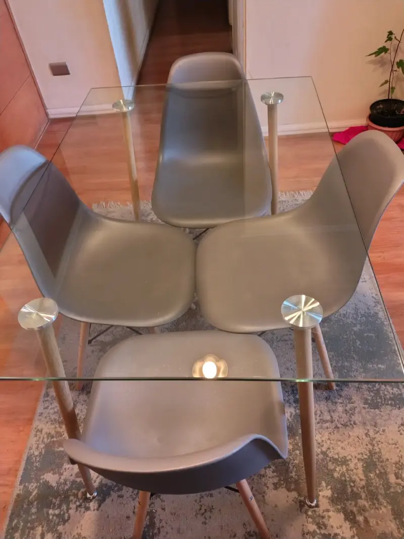 Juego de comedor con mesa de vidrio y sillas grises - 2
