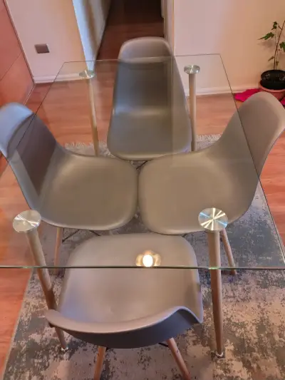 Juego de comedor con mesa de vidrio y sillas grises - miniatura 2