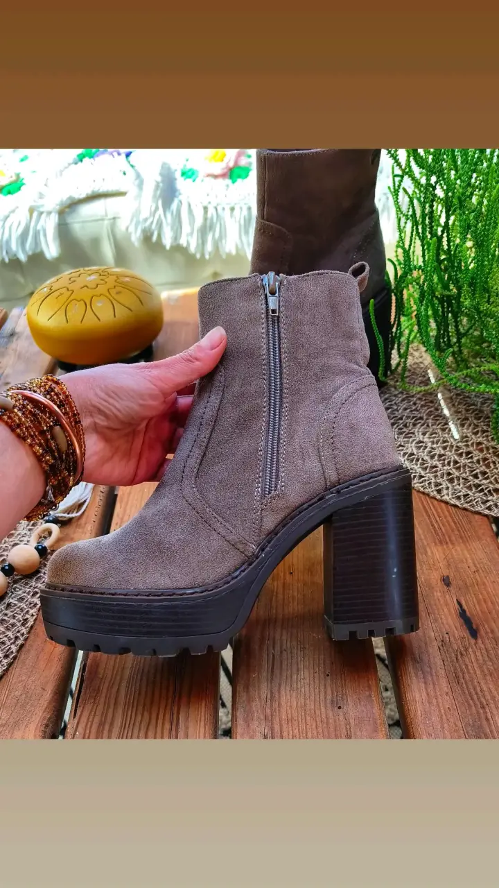 Botines de gamuza marrón con tacón alto - 1