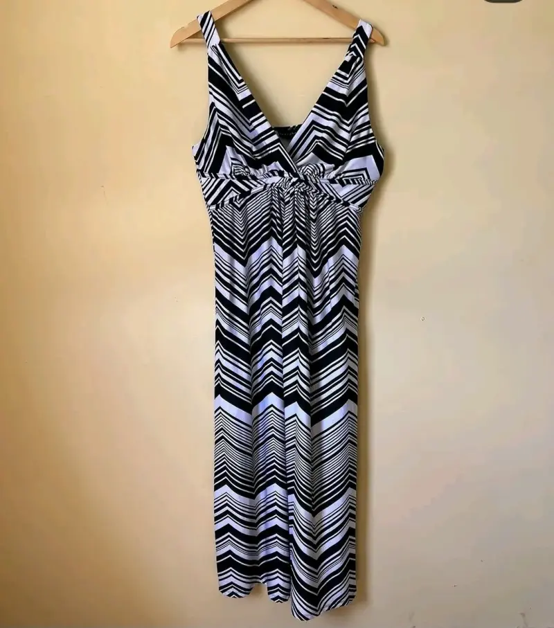 Vestido largo estampado en zigzag blanco y negro - 1