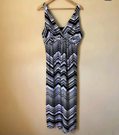 Vestido largo estampado en zigzag blanco y negro - miniatura 1