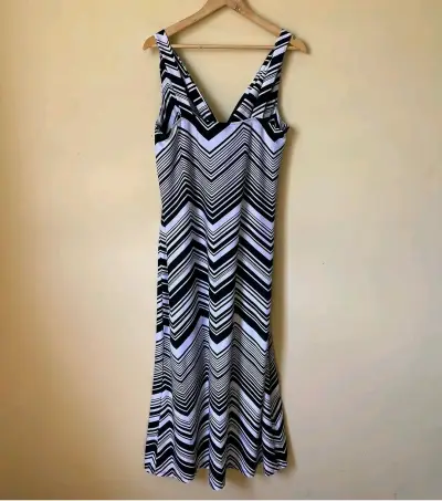 Vestido largo estampado en zigzag blanco y negro - miniatura 2