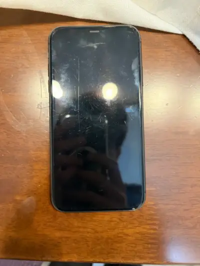 iPhone 11 en buen estado con rayas y mancha camara - miniatura 1