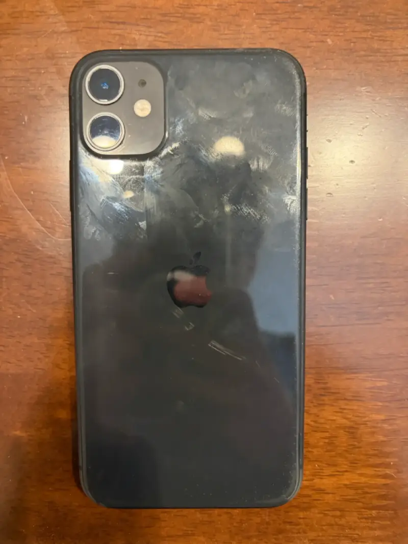 iPhone 11 en buen estado con rayas y mancha camara - 2
