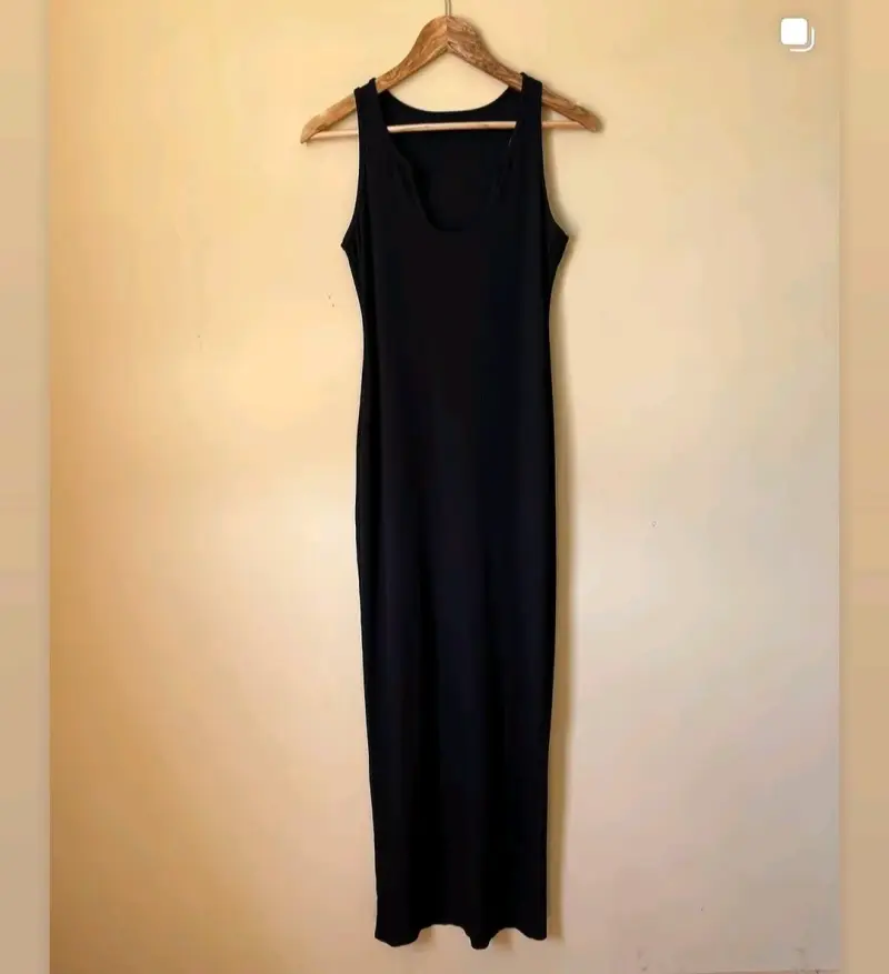 Vestido largo negro sin mangas