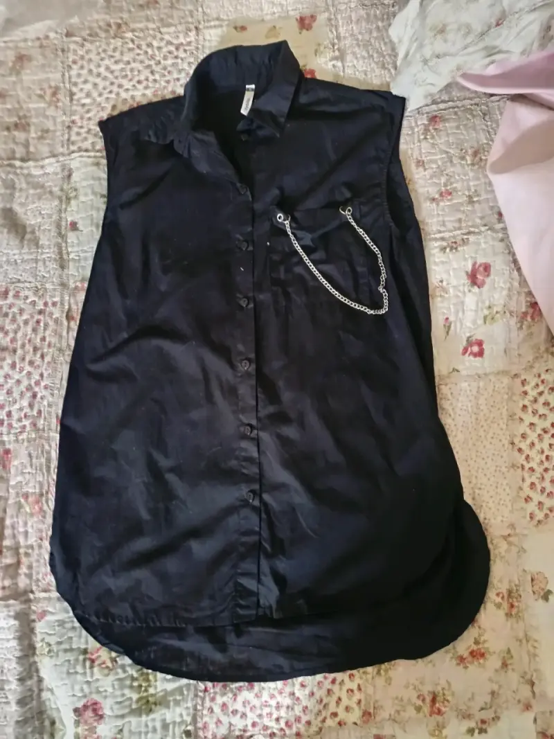 Blusa sin mangas negra con cadena