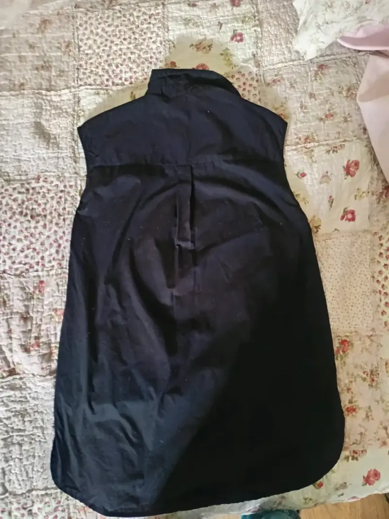 Blusa sin mangas negra con cadena - 2