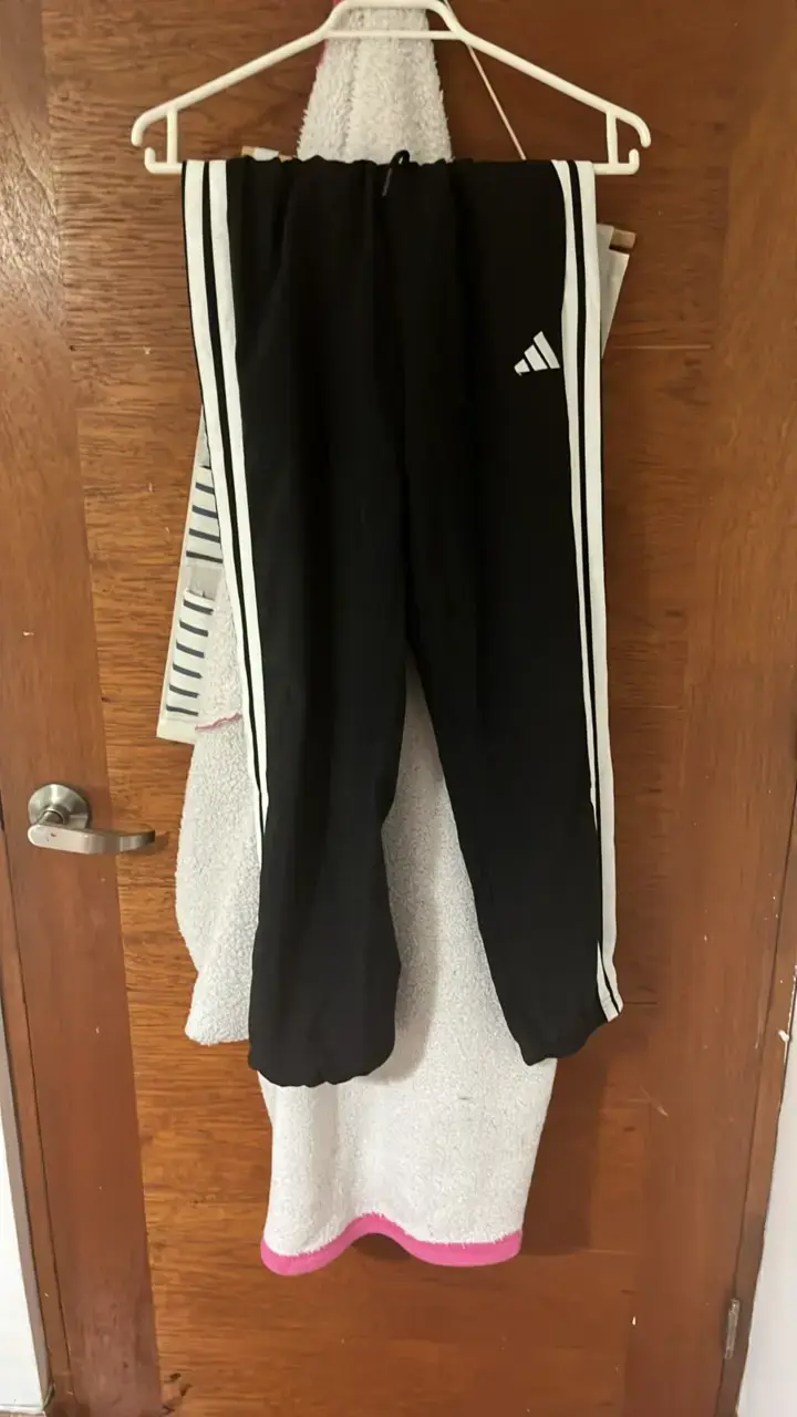 Pantalones deportivos negros Adidas con franjas