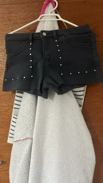 Shorts de mezclilla negros con tachas - miniatura 1