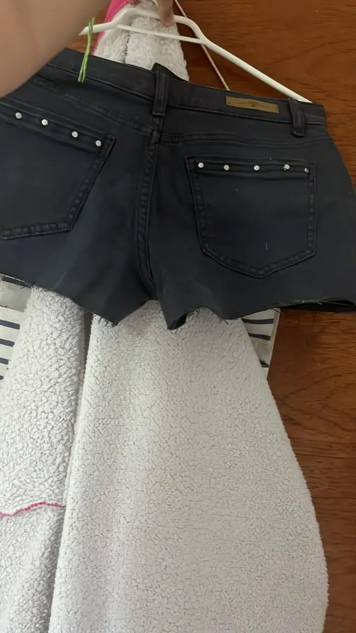 Shorts de mezclilla negros con tachas - 2