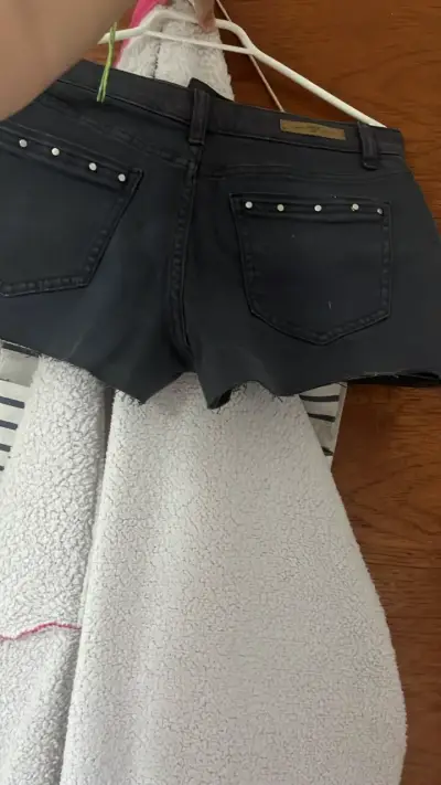 Shorts de mezclilla negros con tachas - miniatura 2