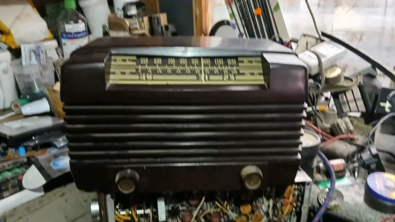 Radio antigua de madera estilo vintage - 1
