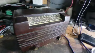Radio antigua de madera estilo vintage - miniatura 3