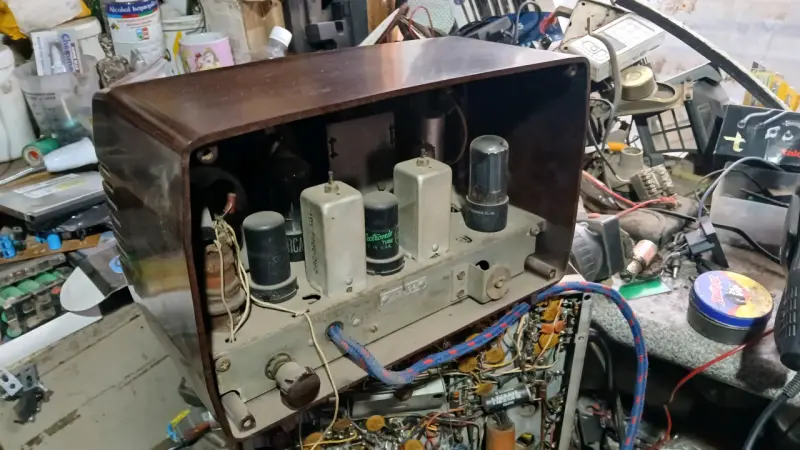 Radio antigua de madera estilo vintage - 4