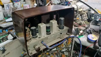 Radio antigua de madera estilo vintage - miniatura 4