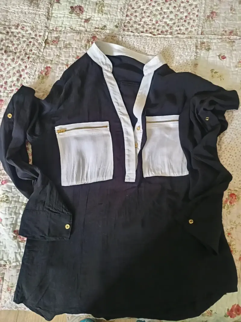 Blusa negra con detalles blancos y bolsillos - 2