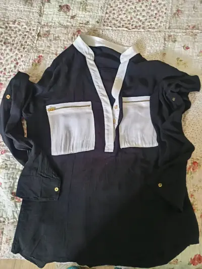 Blusa negra con detalles blancos y bolsillos - miniatura 2