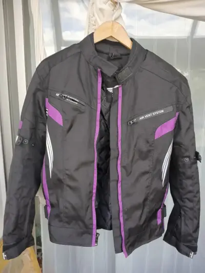 Chaqueta de moto negra con detalles morados - miniatura 1