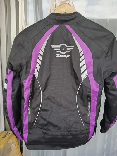 Chaqueta de moto negra con detalles morados - miniatura 2