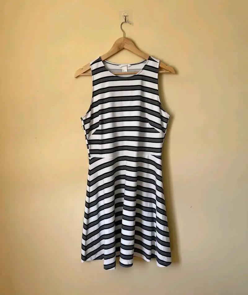 Vestido de rayas blanco y negro sin mangas - 1