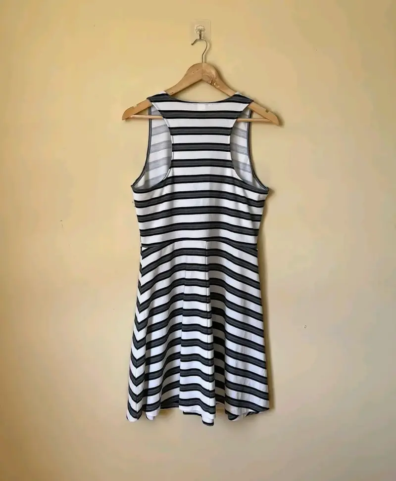 Vestido de rayas blanco y negro sin mangas - 2