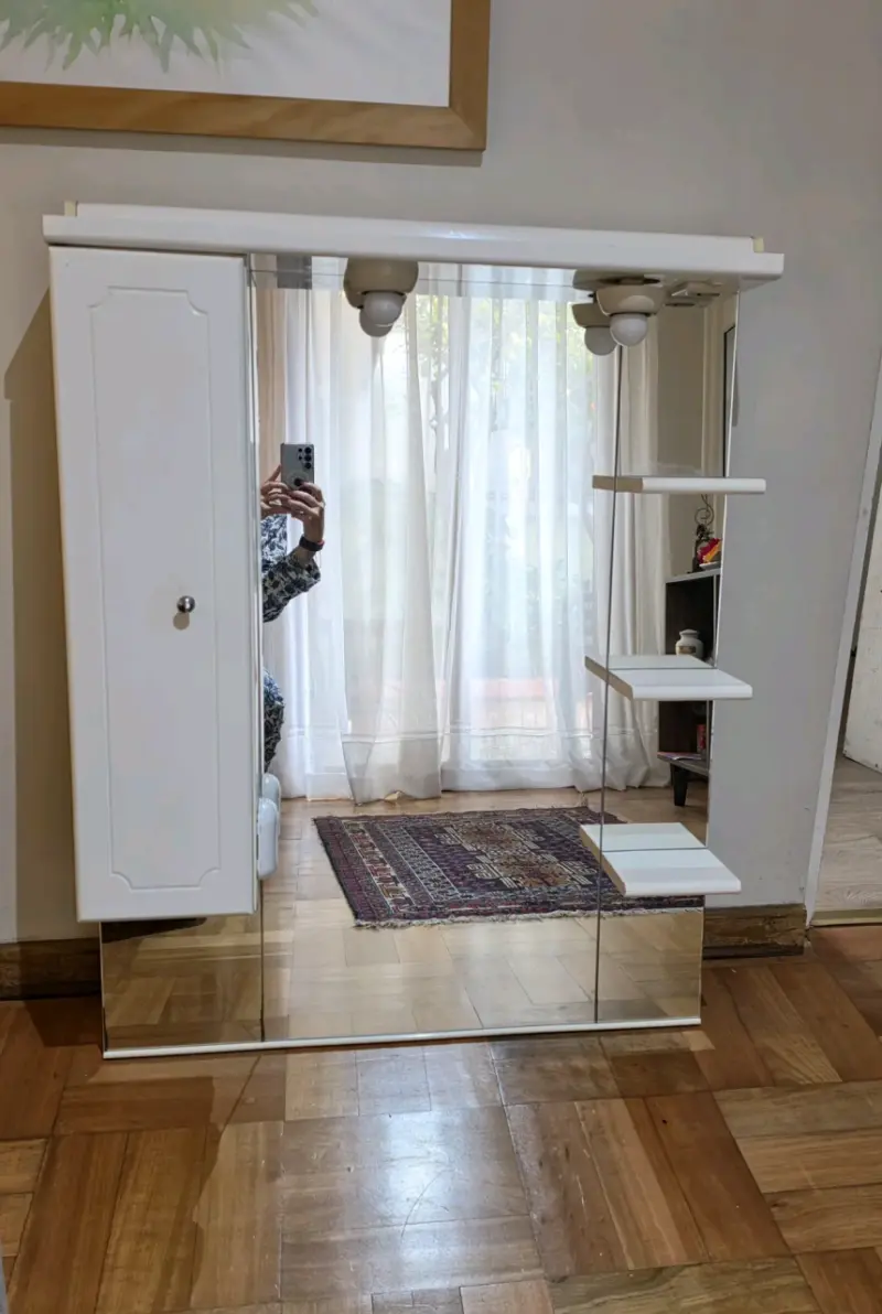 Espejo de baño con estantes y luz integrada