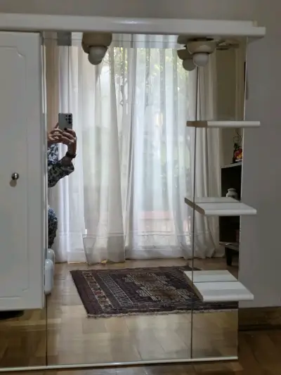 Espejo de baño con estantes y luz integrada - miniatura 3