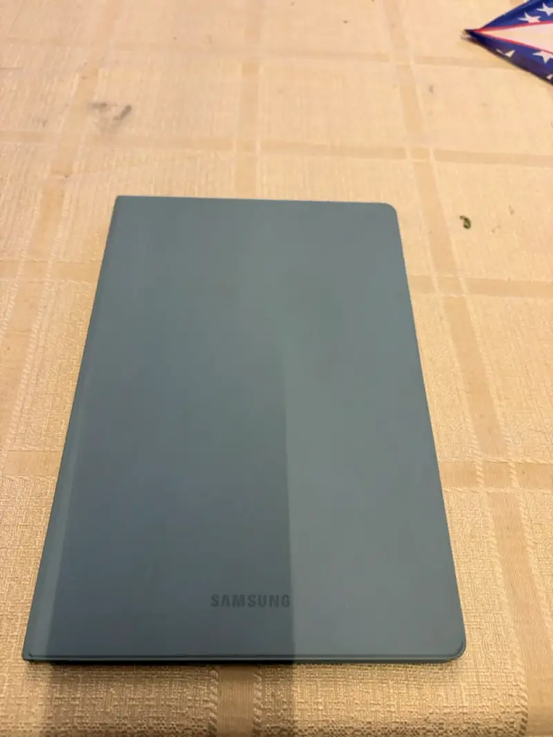 Tablet Samsung S6 lite con funda azul y lapiz - 1