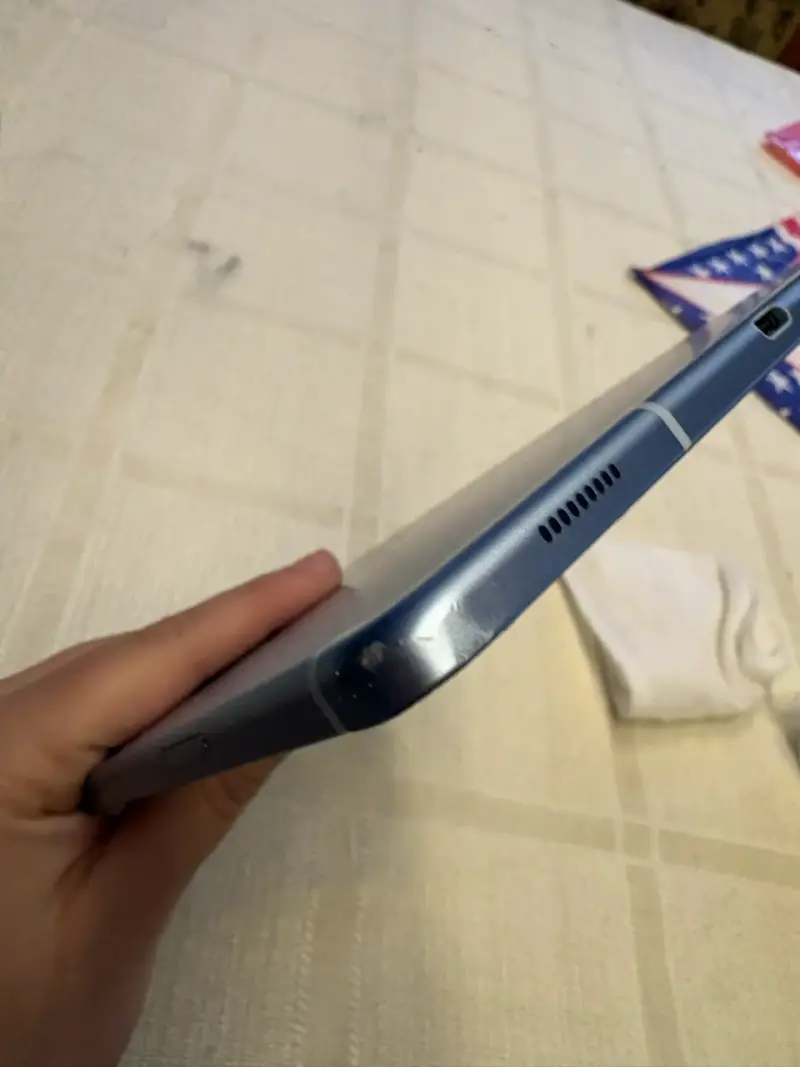 Tablet Samsung S6 lite con funda azul y lapiz - 2