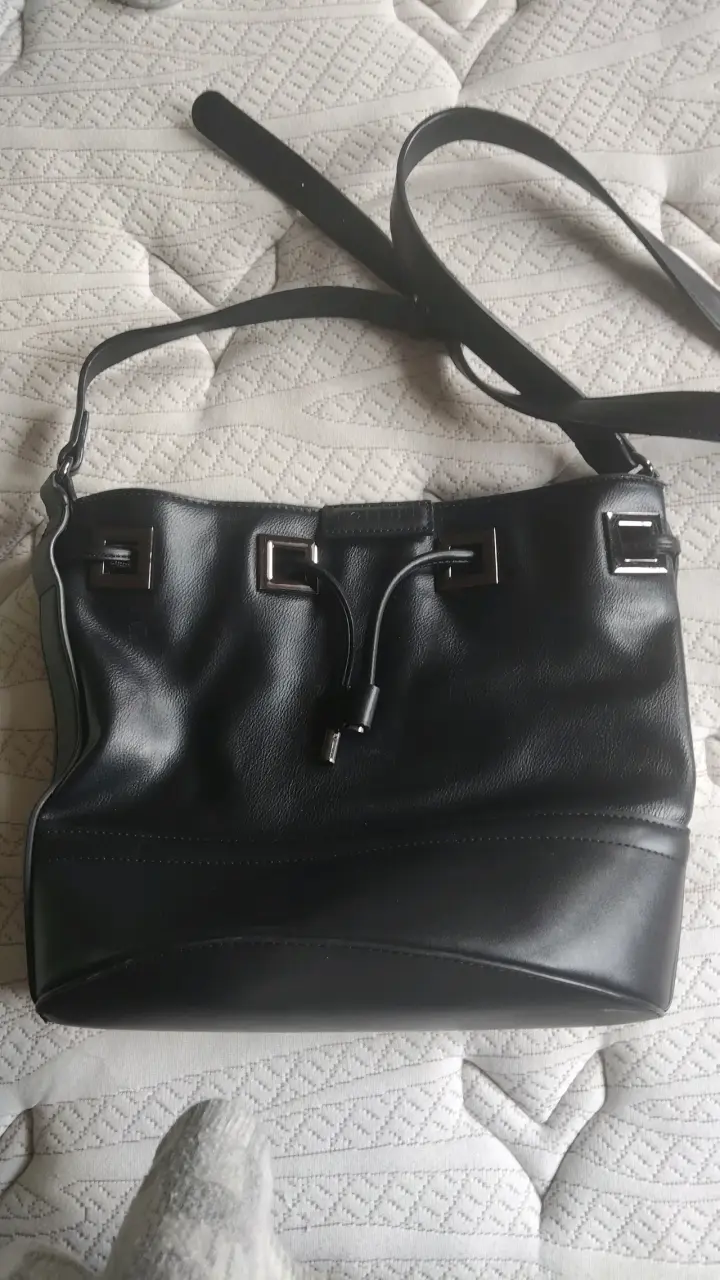 Bolso de cuero negro elegante
