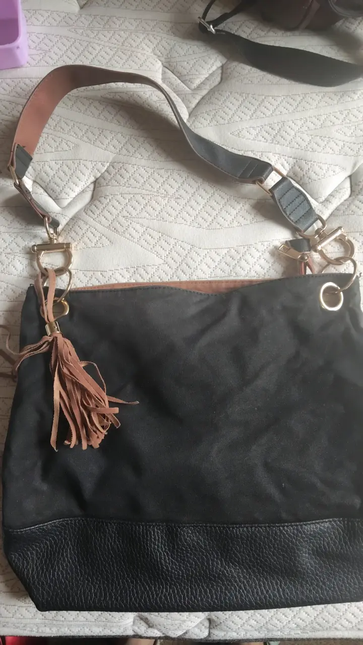 Bolso bandolera negro con flecos