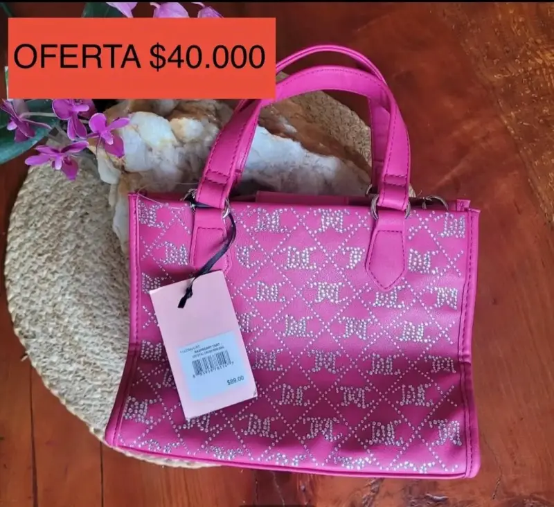 Bolso de mano rosa con diseño de letras