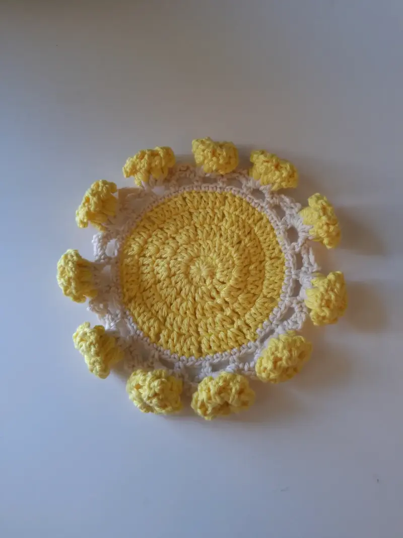 Posavasos tejido a crochet amarillo y blanco - 1
