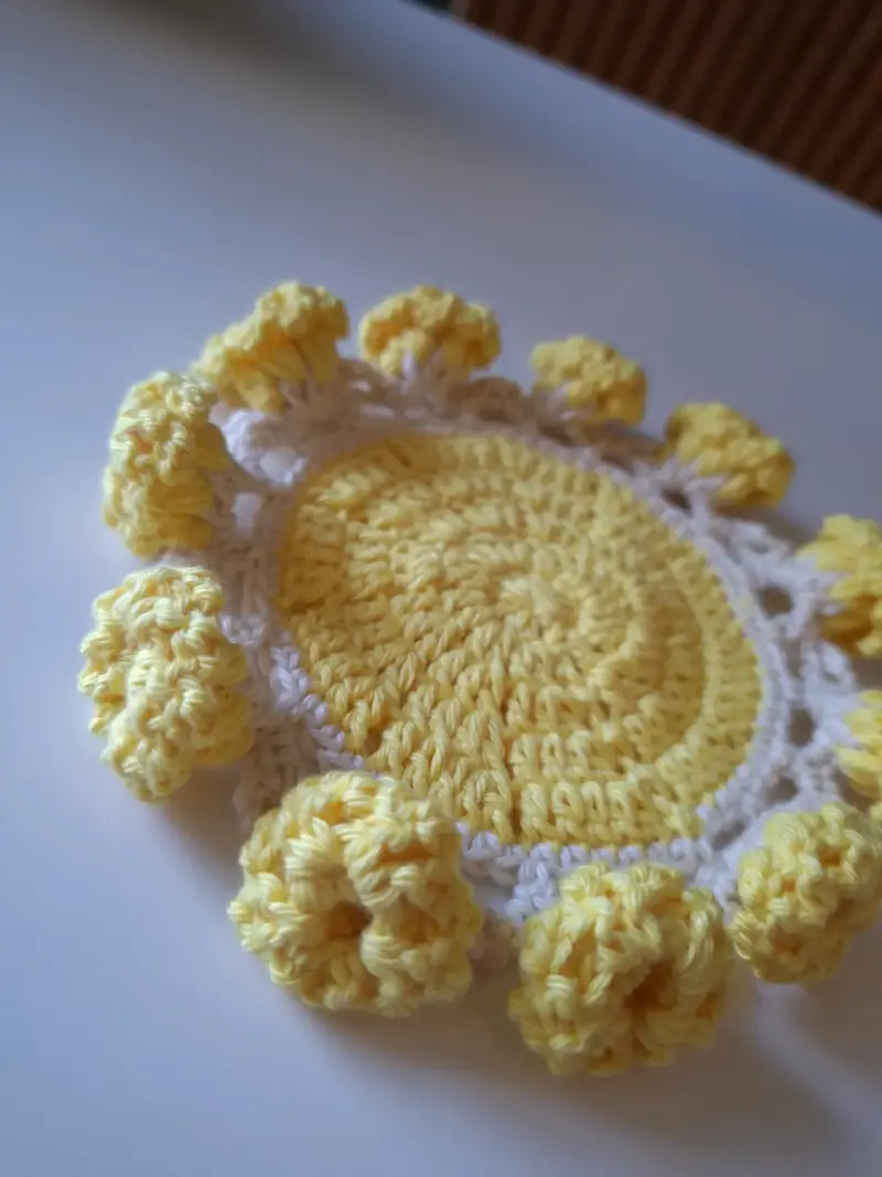 Posavasos tejido a crochet amarillo y blanco - 2