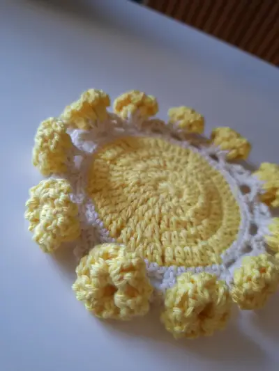 Posavasos tejido a crochet amarillo y blanco - miniatura 2