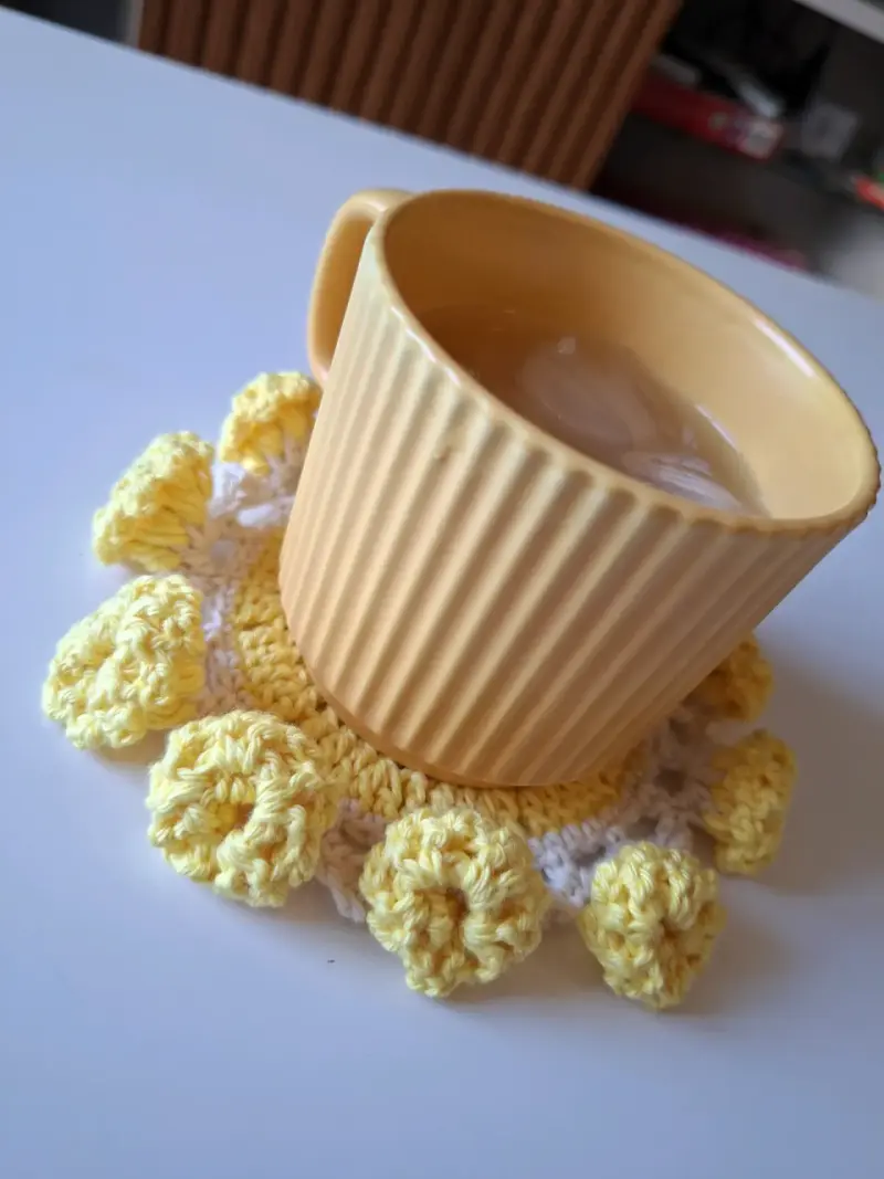 Posavasos tejido a crochet amarillo y blanco - 3