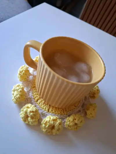Posavasos tejido a crochet amarillo y blanco - miniatura 4