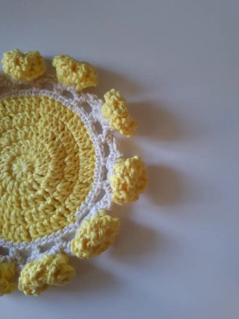 Posavasos tejido a crochet amarillo y blanco - 5