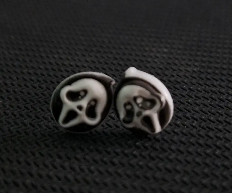 Aros con diseño de scary movie