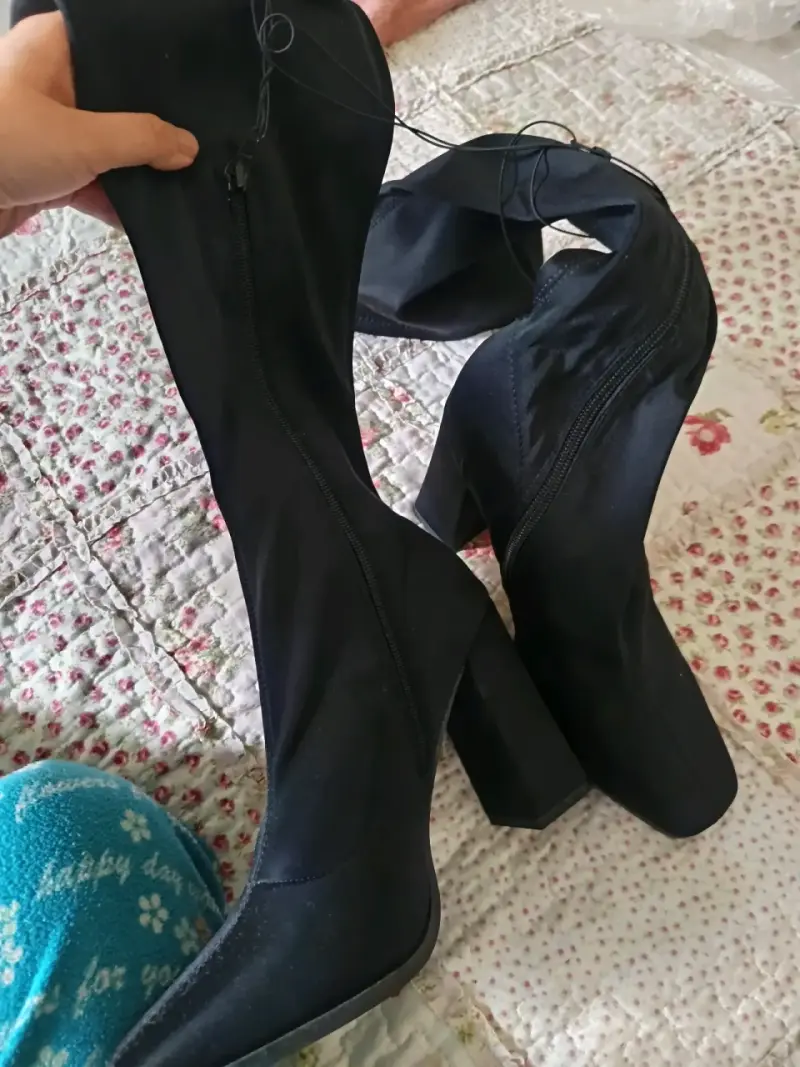 Botas negras de tacón alto