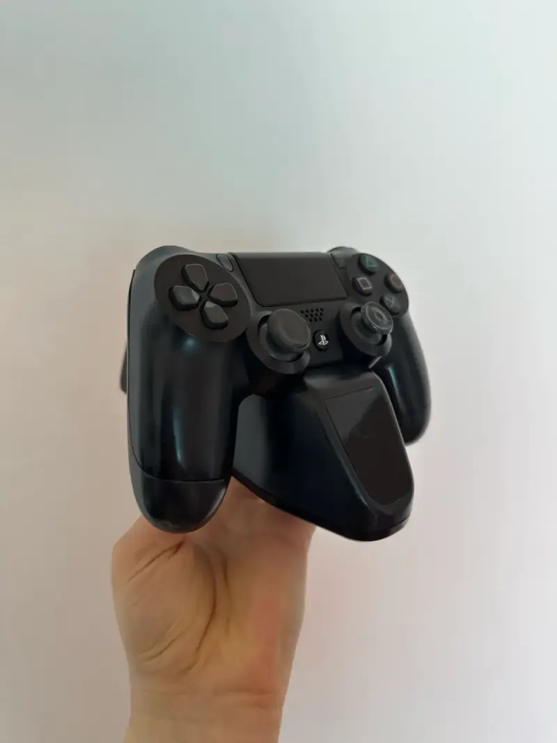 Consola PS4 con juegos FIFA 17 y God of War - 2