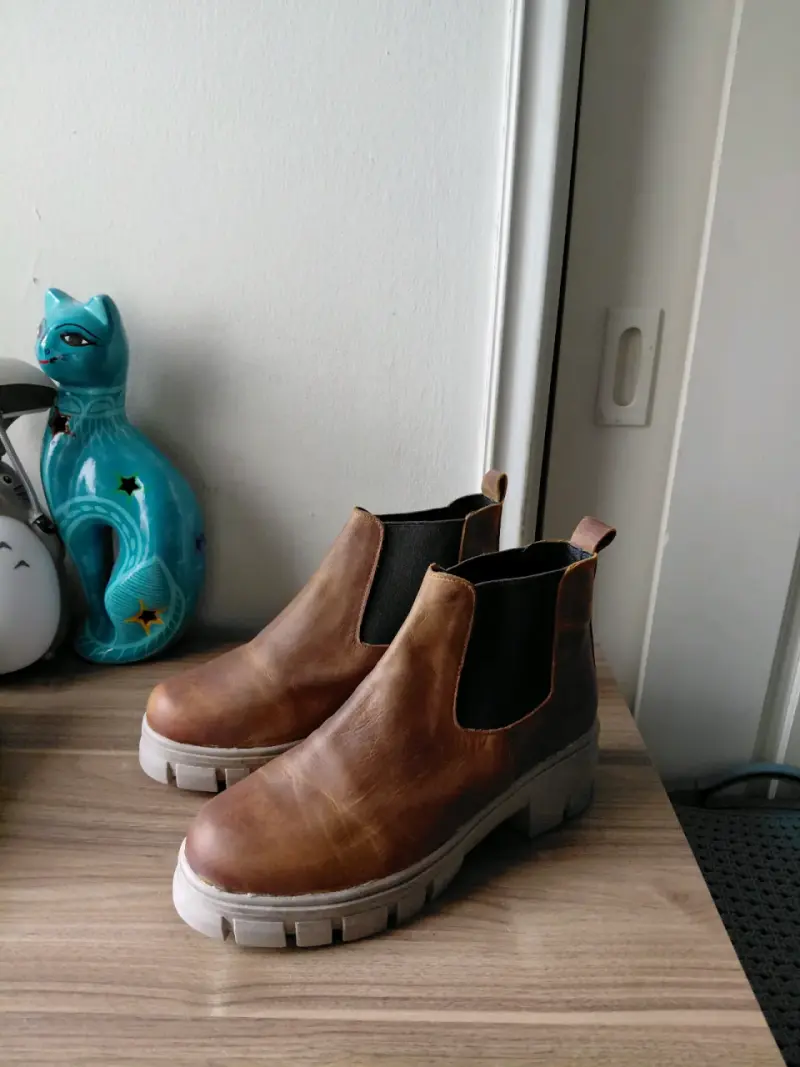 Botines de cuero marrón con suela gruesa