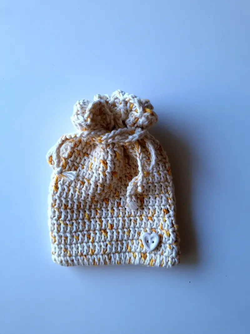 Bolsa tejida a crochet con botón decorativo - 1