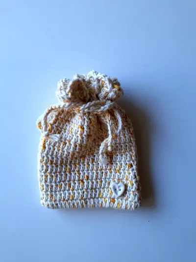 Bolsa tejida a crochet con botón decorativo - miniatura 1