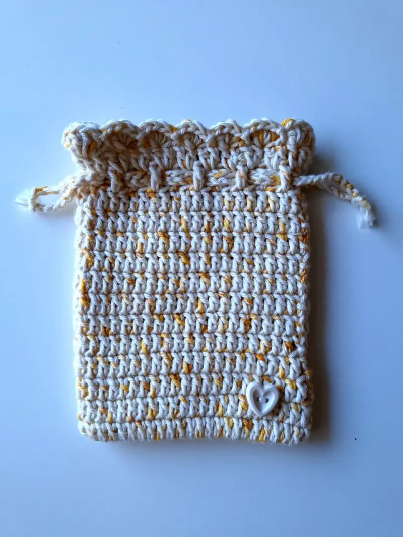Bolsa tejida a crochet con botón decorativo - 2
