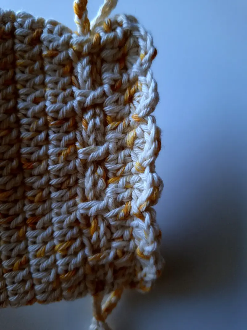 Bolsa tejida a crochet con botón decorativo - 3