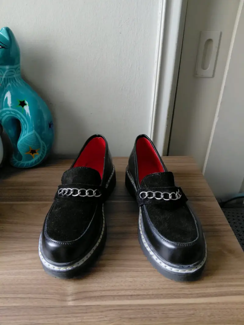 Zapatos mocasines negros con detalle de cadena